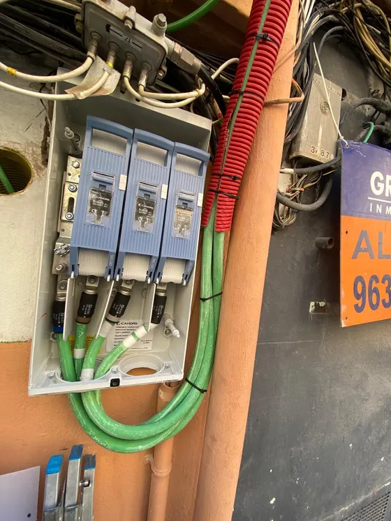 Caja general de protección trifásica abierta, con los tres cartuchos fusibles y las bornas ya conectadas