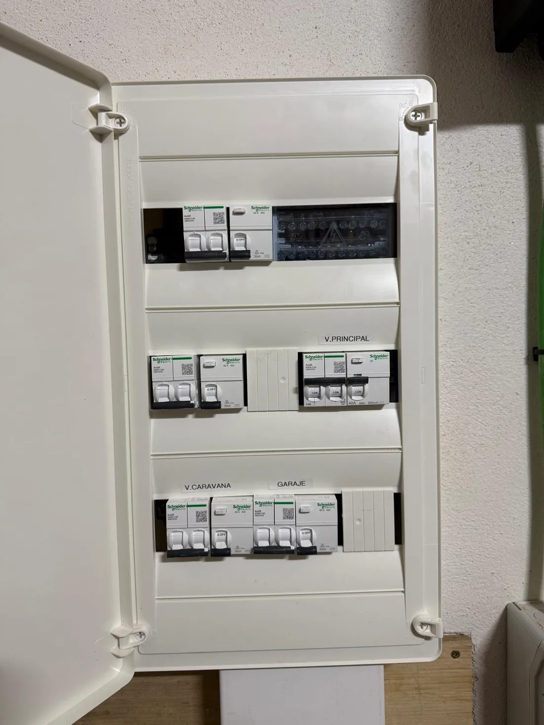 Cuadro eléctrico residencial abierto, con los magnetotérmicos y diferenciales rotulados por circuito