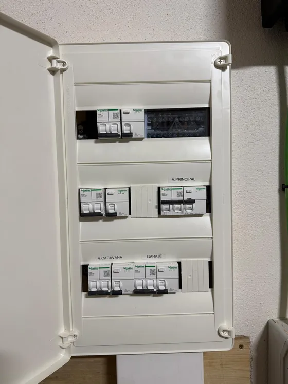 Cuadro eléctrico residencial abierto, con los magnetotérmicos y diferenciales rotulados por circuito