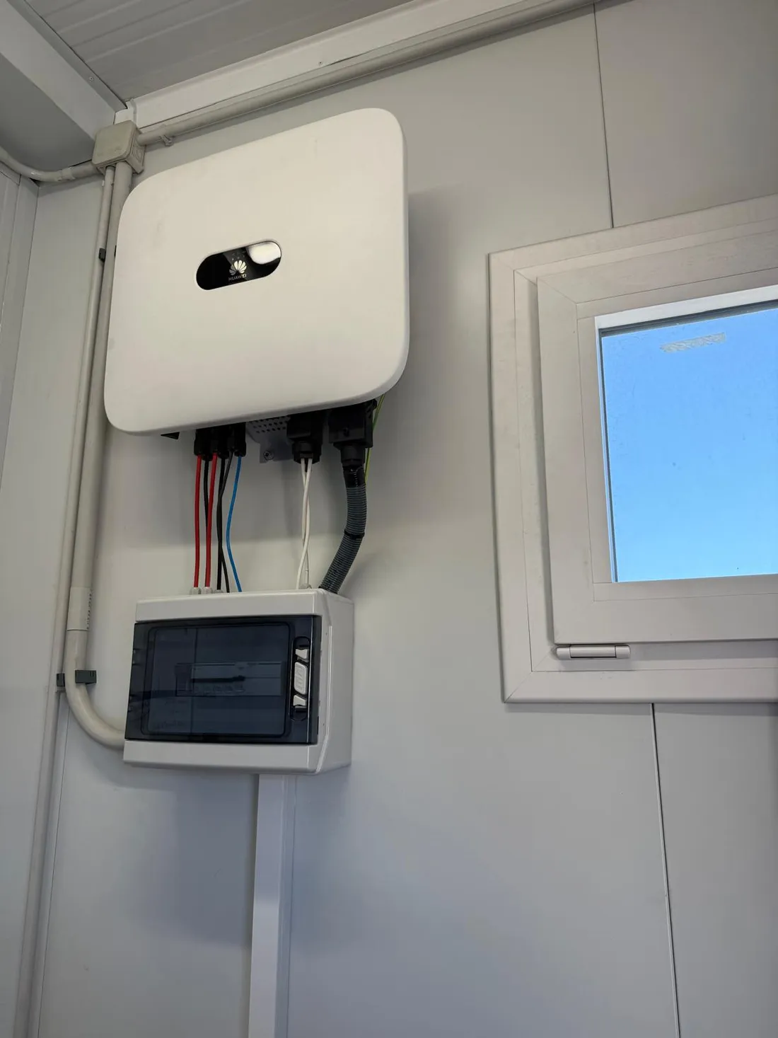 Inversor Huawei y cuadro de protecciones de la instalación, montados en el cuarto técnico