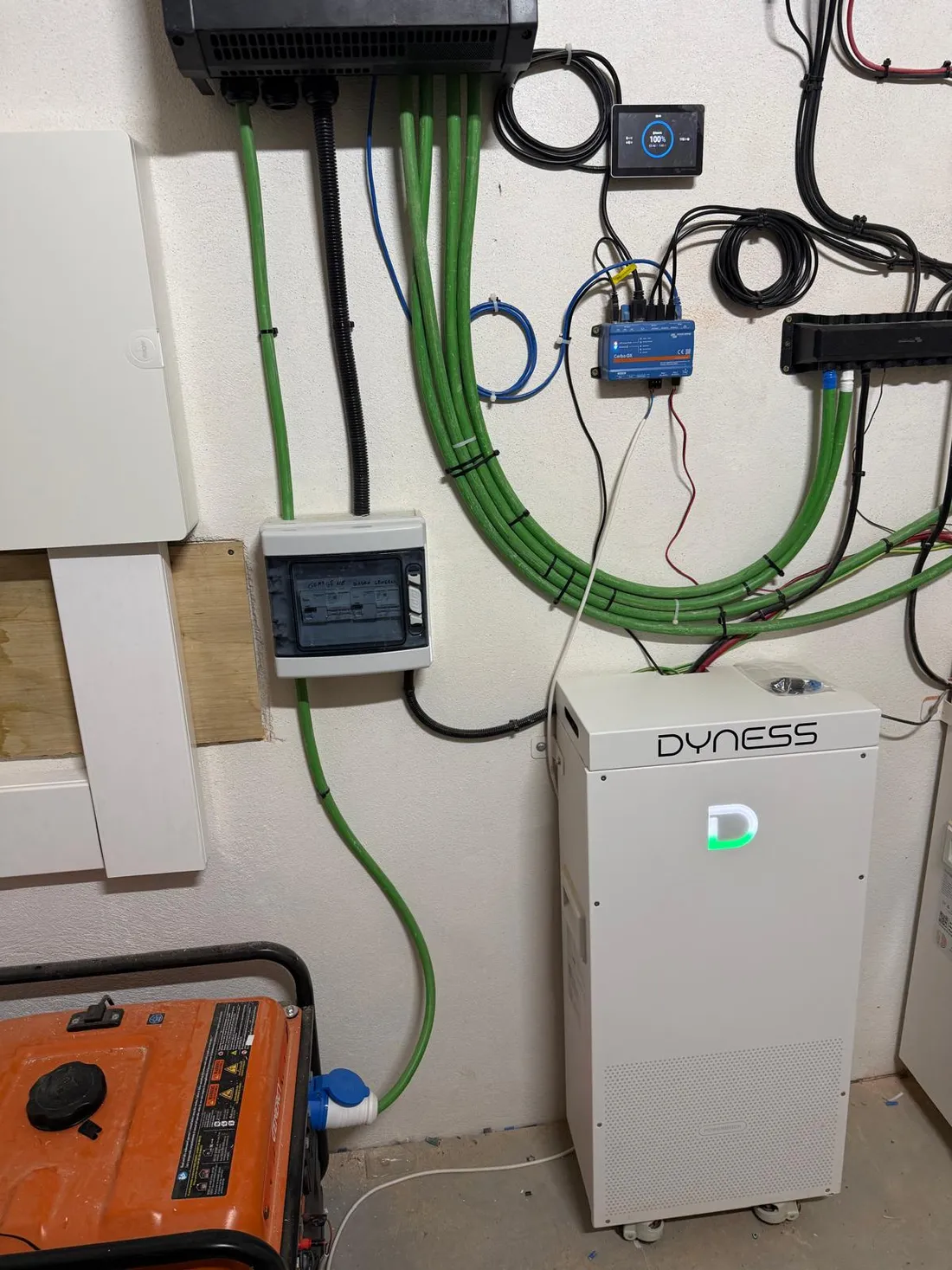 Batería Dyness y sistema de control Victron con el cableado recogido y bridado sobre la pared