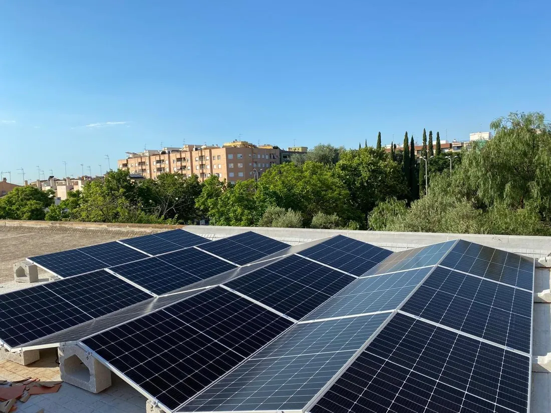 Filas de paneles solares sobre estructura inclinada y bases de hormigón en una cubierta plana
