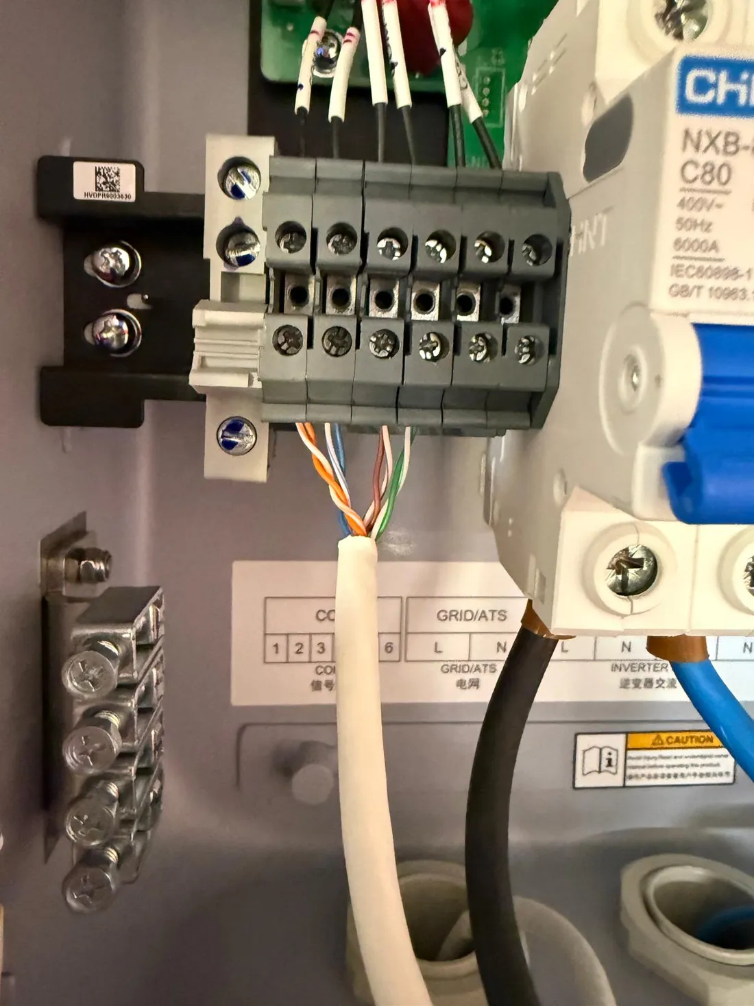 Detalle del conexionado interior del cuadro, con la bornera de conmutación ATS entre red e inversor