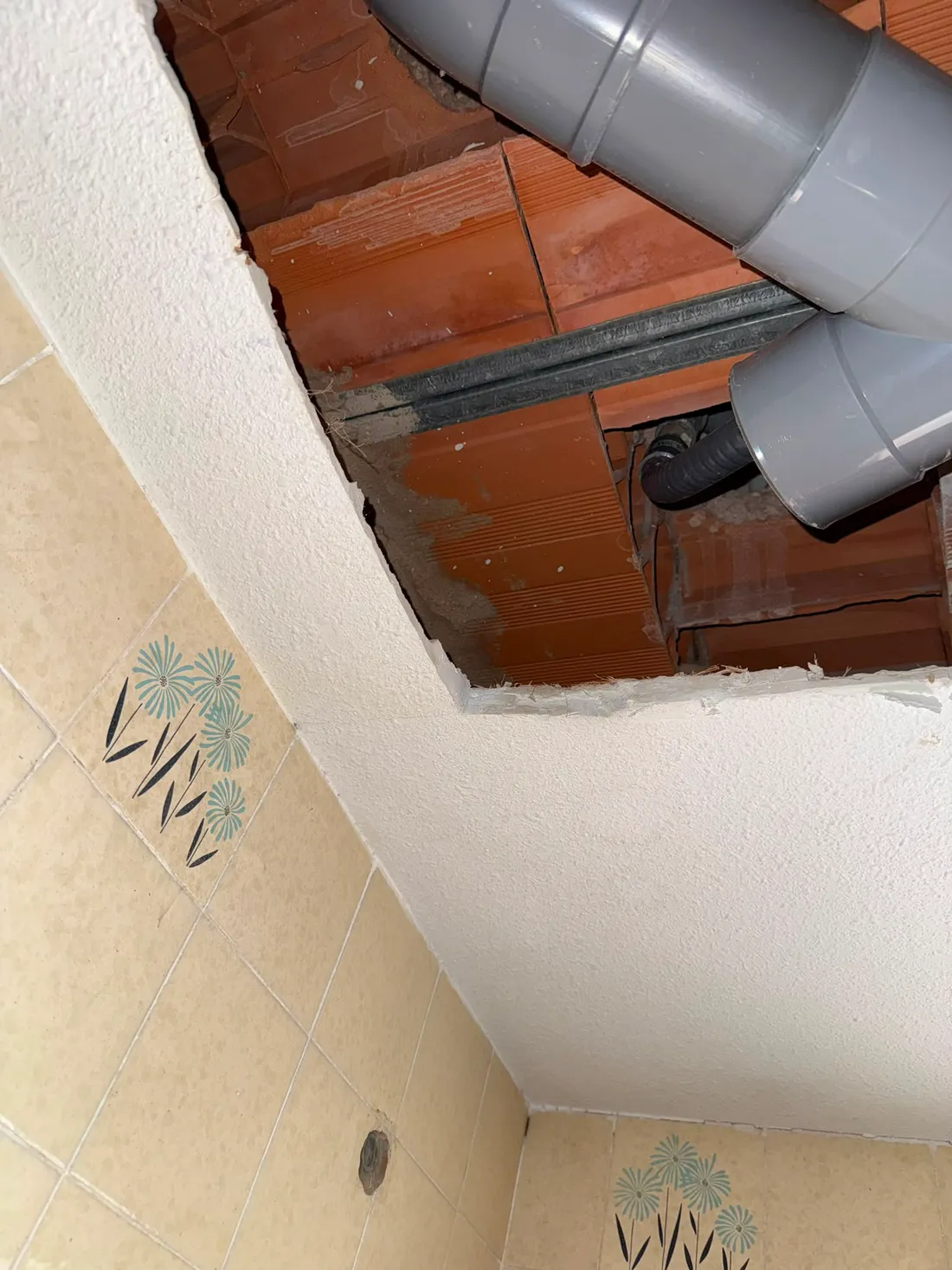 Trazado del bajante y sus conexiones visto desde abajo, con el falso techo aún retirado