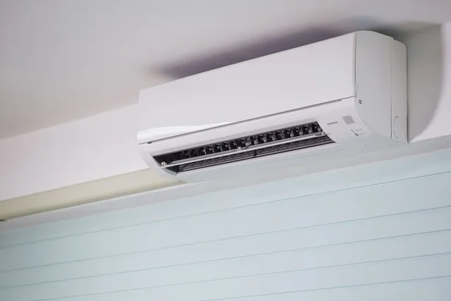 Unidad interior de un equipo de aire acondicionado split instalada en la parte alta de la pared de una vivienda